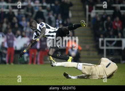 Fußball - UEFA Europa League - Viertelfinale - zweite Etappe - Newcastle United gegen Benfica - St James' Park. Papiss Cisse von Newcastle United (links) bei einer Kollision mit Benfica-Torhüter Artur im Strafraum Stockfoto