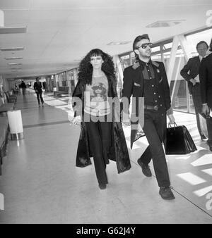 Der ehemalige Beatles-Schlagzeuger Ringo Starr und seine Frau Maureen Starkey am Flughafen Heathrow. Er ging nach New York, wo Ringo einen Film für Mark Bolans T. Rex-Gruppe förderte. Stockfoto