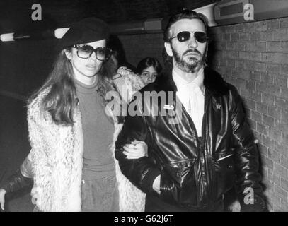 Der ehemalige Beatles-Schlagzeuger Ringo Starr und seine Freundin Barbara Bach kommen nach dem Einflug aus Los Angeles am Flughafen Heathrow in London an. Stockfoto