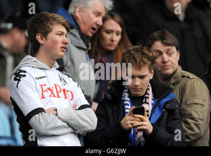 Fußball - Barclays Premier League - Aston Villa gegen Fulham - Villa Park. Fulham-Fans warten auf den Start des Spiels, in den Tribünen Stockfoto