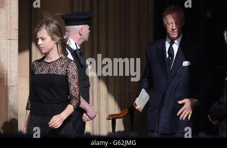 Mark Thatcher, Sohn der ehemaligen Premierministerin Margaret Thatcher, verlässt mit seiner Tochter Amanda das Londoner Parlamentsgebäude, nachdem er einen Gottesdienst in der Kapelle St. Mary Undercroft besucht hat, wo Lady Thatcher bis zu ihrer Beerdigung morgen in der St. Paul's Cathedral liegen wird. Stockfoto