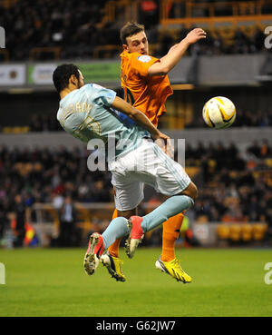 Fußball - npower Football League Championship - Wolverhampton Wanderers gegen Hull City - Molineux. Jack Robinson von Wolverhampton Wanderers (rechts) und Ahmed Elmohamady von Hull City (links) kämpfen um den Ball. Stockfoto