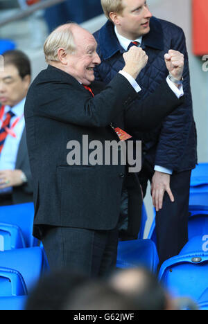 Fußball - npower Football League Championship - Cardiff City / Charlton Athletic - Cardiff City Stadium. Der ehemalige Labour-Führer Neil Kinnock sieht von den Tribünen Stockfoto