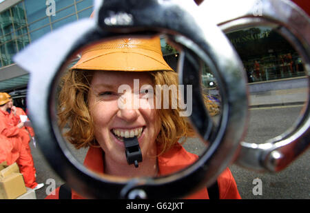 Die easyJet-Mitarbeiterin Ruth Start kleidete sich als Mitglied der „easyJet Low Cost Police“, komplett mit orangefarbenem Helm, vor dem Hilton, Park Lane in London. * die Polizei von easyJet überkam BA-Mitarbeiter vor der Preisverleihung für Geschäftsreisende aus Protest gegen das Billigflugprogramm von BA, das nach ihrer Behauptung ein schlechtes Preis-Leistungs-Verhältnis bietet. Stockfoto