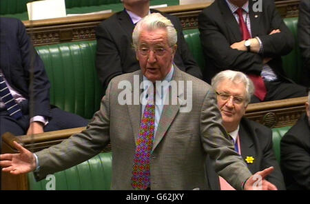 Der Abgeordnete Dennis Skinner spricht während einer Sitzung des Parlamentsantrags im Unterhaus in London, während die Regierung plant, die Fragen des Premierministers zu streichen, damit hochrangige Minister an der Beerdigung von Baroness Thatcher teilnehmen können. Stockfoto