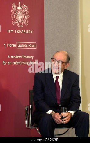 Dr. Alan Greenspan, Vorsitzender des US Federal Reserve Board, bei der offiziellen Eröffnung des neuen Finanzgebäudes in Whitehall. *..die modernisierte und renovierte Freiraum-Bürounterkunft wird zum ersten Mal seit über 50 Jahren alle Mitarbeiter der Schatzkammer im selben Gebäude vereinen. 26/09/02 Dr. Alan Greenspan, Vorsitzender des Federal Reserve Board der Vereinigten Staaten. Der Vorsitzende des US Federal Reserve Board Alan Greenspan war heute in Balmoral in den schottischen Highlands und erhielt von der Queen die Ehrenritterschaft. Die Auszeichnung, vom Auswärtigen Amt empfohlen und von der genehmigt Stockfoto