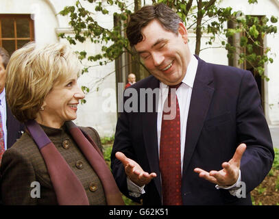 Der britische Schatzkanzler Gordon Brown, rechts, spricht kurz nach der Enthüllung des renovierten Finanzgebäudes in London am Mittwoch, den 25. September 2002, mit Andrea Mitchell, der Frau des US-Vorsitzenden der Federal Reserves, Dr. Alan Greenspan. Siehe PA Story POLITIK Greenspan. WPA/AP Rota Photo von Max Nash Stockfoto