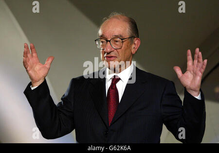 Dr. Alan Greenspan, Vorsitzender der US Federal Reserve, spricht mit Mitgliedern der Society of Business Economists der Bank of England im Zentrum von London. In seiner Rede sagte Greenspan, dass die Regierungen die Offenlegung auf den Märkten für rezeptfreie Derivate nicht regulieren sollten, da dies die Innovation ersticken und die Märkte weniger effizient machen würde. Stockfoto