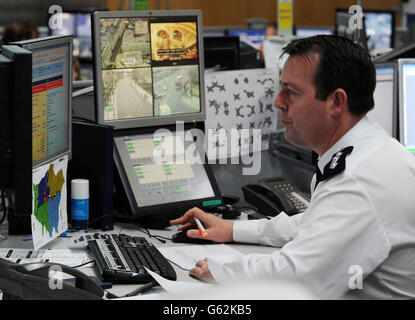 Im Specialist Operations Room (SOR) der Metropolitan Police in Lambeth, im Süden Londons, beobachten Beamte die Bildschirme, während sich Massen zum Trauerdienst von Baroness Thatcher in der St. Paul's Cathedral, im Zentrum Londons, versammeln. Stockfoto