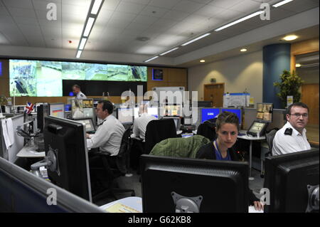 Im Specialist Operations Room (SOR) der Metropolitan Police in Lambeth, im Süden Londons, beobachten Beamte die Bildschirme, während sich Massen zum Trauerdienst von Baroness Thatcher in der St. Paul's Cathedral, im Zentrum Londons, versammeln. Stockfoto