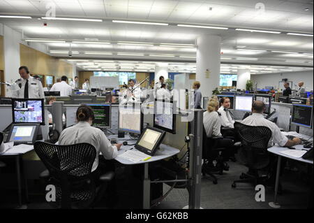 Im Specialist Operations Room (SOR) der Metropolitan Police in Lambeth, im Süden Londons, beobachten Beamte die Bildschirme, während sich Massen zum Trauerdienst von Baroness Thatcher in der St. Paul's Cathedral, im Zentrum Londons, versammeln. Stockfoto