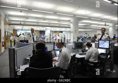 Im Specialist Operations Room (SOR) der Metropolitan Police in Lambeth, im Süden Londons, beobachten Beamte die Bildschirme, während sich Massen zum Trauerdienst von Baroness Thatcher in der St. Paul's Cathedral, im Zentrum Londons, versammeln. Stockfoto