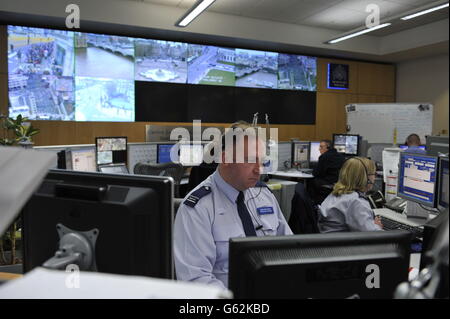 Im Specialist Operations Room (SOR) der Metropolitan Police in Lambeth, im Süden Londons, beobachten Beamte die Bildschirme, während sich Massen zum Trauerdienst von Baroness Thatcher in der St. Paul's Cathedral, im Zentrum Londons, versammeln. Stockfoto