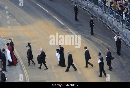 Gäste kommen zur Beerdigung von Baroness Thatcher in der St Paul's Cathedral im Zentrum von London. Stockfoto