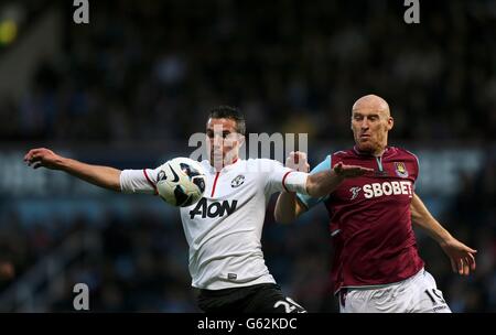 Fußball - Barclays Premier League - West Ham United / Manchester United - Upton Park. Robin Van Persie von Manchester United (links) und James Collins von West Ham United (rechts) kämpfen um den Ball Stockfoto