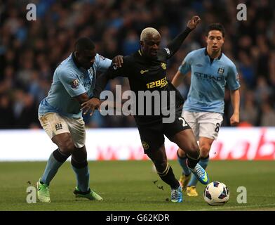 Fußball - Barclays Premier League - Manchester City / Wigan Athletic - Etihad Stadium. Micah Richards von Manchester City (links) und Arouna Kone von Wigan Athletic (Mitte) kämpfen um den Ball Stockfoto