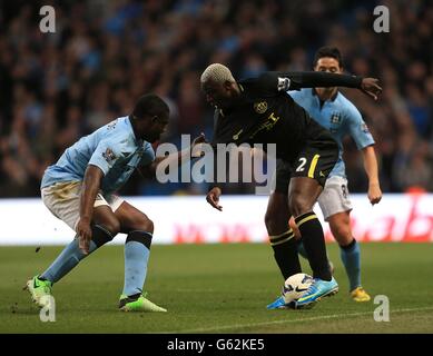 Fußball - Barclays Premier League - Manchester City / Wigan Athletic - Etihad Stadium. Micah Richards von Manchester City (links) und Arouna Kone von Wigan Athletic (Mitte) kämpfen um den Ball Stockfoto