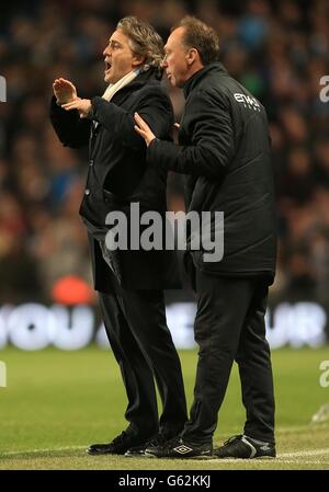 Fußball - Barclays Premier League - Manchester City / Wigan Athletic - Etihad Stadium. Manchester City Manager Roberto Mancini (links) mit First-Team-Trainer David Platt Stockfoto