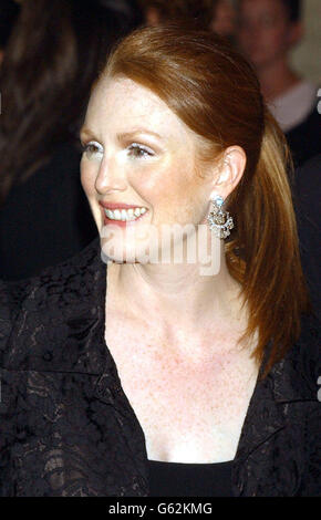 Die amerikanische Schauspielerin Julianne Moore kommt zur Filmpremiere von 'About Schmidt' bei der Eröffnung des 40. New York Film Festivals im Lincoln Center in New York City, USA. Stockfoto