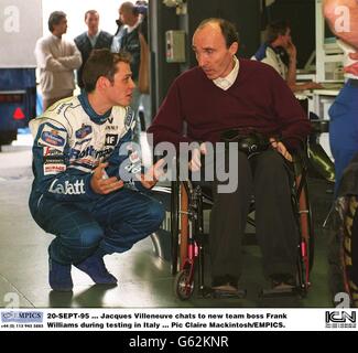 Motorsport - Williams Renault Testing. Jacques Villeneuve chattet während der Tests in Italien mit dem neuen Teamchef Frank Williams Stockfoto