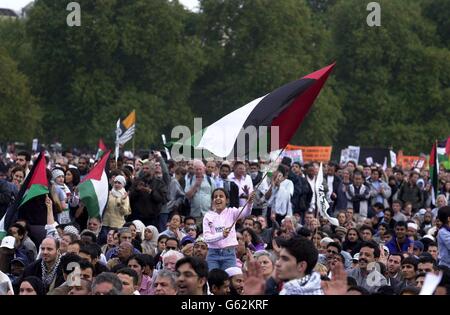 Die Menge bei der Peace Rally im Londoner Hyde Park. Schätzungsweise 150,000 Menschen kamen heute in das Zentrum Londons, um gegen den Krieg gegen den Irak zu protestieren, was die Organisatoren behaupteten, die größte Demonstration dieser Art in Großbritannien zu sein. * Sie bestanden darauf, dass mehr als 350,000 Demonstranten an der Kundgebung teilnahmen, aber die Polizei gab die offizielle Zahl auf etwa 150,000 an. Stockfoto