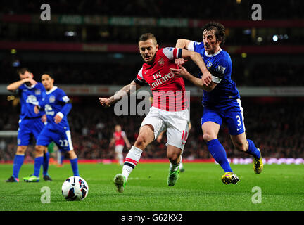 Fußball - Barclays Premier League - Arsenal gegen Everton - Emirates Stadium. Leighton Baines, Everton und Jack Wilshere, Arsenal (links) Stockfoto