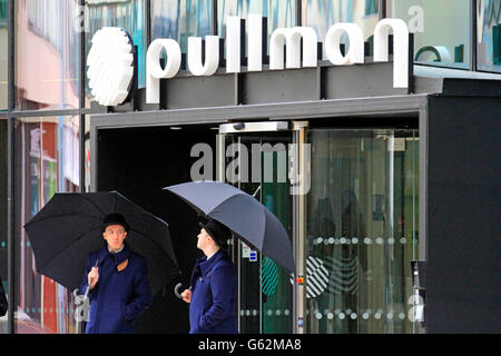 Concierge im neuen Pullman Hotel am Liverpooler Waterfront Ausstellung Zentrum Entwicklung, Liverpool, Merseyside, England. Stockfoto