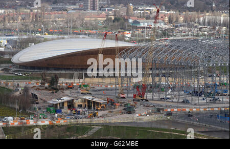 Der Velopark mit dem Velodrom im Hintergrund und dem Gerüst der Basketball-Arena während der Bauarbeiten im Rahmen der Bauarbeiten im Queen Elizabeth Olympic Park, London. Stockfoto