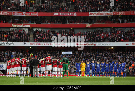 Fußball - Barclays Premier League - Arsenal gegen Everton - Emirates Stadium. Arsenal und Everton beobachten die Minuten der Stille vor dem Spiel Stockfoto