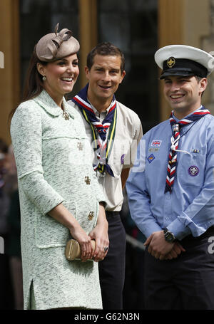 Die Herzogin von Cambridge mit Chief Scout Bear Grylls (Mitte) und Sea Scout Rob Butcher (rechts), während sie an der National Review of Queen's Scouts in Windsor Castle, Berkshire, teilnimmt. Stockfoto