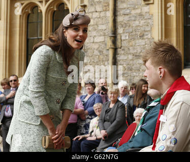 Die Herzogin von Cambridge trifft Scouts während der National Review of Queen's Scouts in Windsor Castle, Berkshire. Stockfoto