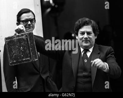 Kanzler Nigel Lawson mit der Budgetbox verlässt 11 Downing Street, London, um sein Budget dem Unterhaus zu präsentieren. Stockfoto