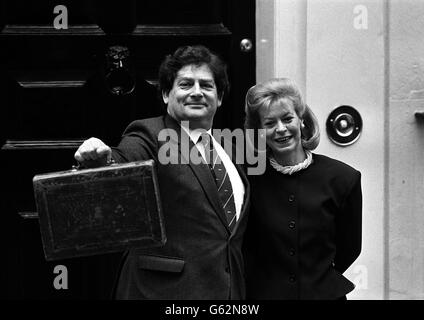 Der Schatzkanzler Nigel Lawson verlässt die Downing Street 11 mit seiner Frau Therese und der berühmten zerfetzten Aktentasche, um sein Budget vorzustellen. Stockfoto