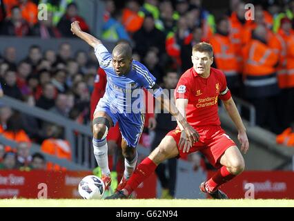 Fußball - Barclays Premier League - Liverpool - Chelsea - Anfield. Chelsea's Ramires (links) und Liverpool's Steven Gerrard (rechts) kämpfen um den Ball Stockfoto