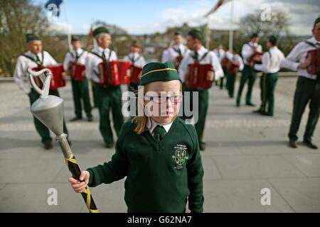 Molly McKee, 9, von der St. Patrick's Band in Co Armagh wartet darauf, bei einer Messe in der St. Patrick's Cathedral, Armagh, für den Coadjutor-Erzbischof von Armagh Eamon Martin zu spielen. Stockfoto