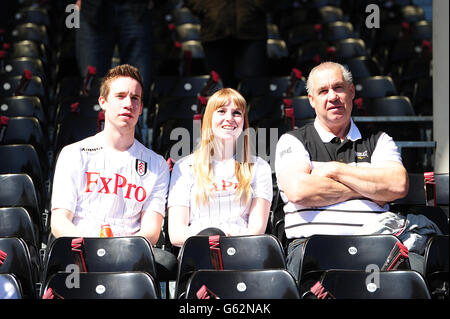 Fußball - Barclays Premier League - Fulham gegen Arsenal - Craven Cottage. Fulham-Fans warten auf den Tribünen, bis das Spiel beginnt Stockfoto