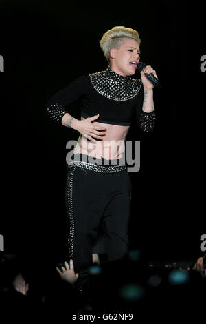 Rosa Konzert - Birmingham. Pink tritt auf der Bühne der LG Arena in Birmingham auf. Stockfoto