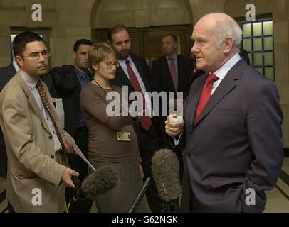 Der nordirische Staatssekretär John Reid gibt in seinem Büro in Westminster eine Erklärung zu den Ermittlungen in den Sinn-Fein-Büros in Stormont, Nordirland, ab. Stockfoto