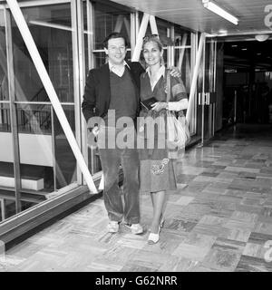 Unterhaltung - Patrick Garland und seine Frau Alexandra Bastedo - Flughafen Heathrow, London Stockfoto