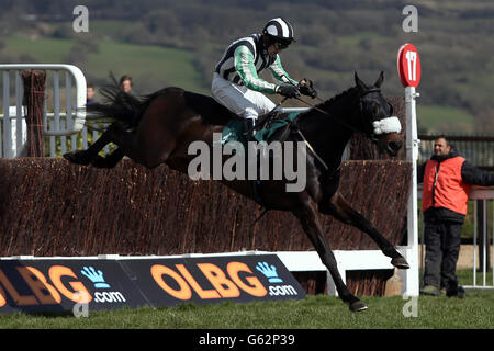 Midnight Chase von Dougie Costello während der Goldschmiede Handicap Chase am zweiten Tag des Apriltreffens auf der Cheltenham Racecourse, Gloucestershire, geritten. Stockfoto