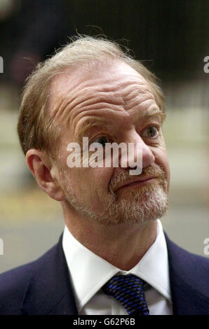 Der Vorsitzende des Unterhauses Robin Cook verlässt die Downing Street Nr. 10 im Zentrum von London waren die führenden Persönlichkeiten der Linken aus ganz Europa, die in der Downing Street 10 zu einem Treffen von Tony Blair über die Zukunft Europas eintrafen. * die Delegierten wurden eingestellt, um über die Sozialdemokratie und über die Frage zu diskutieren, wie euroskeptische Parteien und Rechte angegangen werden können. Der Unterhausvorsitzende Robin Cook, der derzeitige Präsident der Sozialdemokratischen Partei Europas, begrüßte die führenden Politiker bei ihrer Ankunft an der Tür. 29/10/02: Herr Cook möchte, dass die parlamentarischen Debatten früher beginnen. Die Labour-Abgeordneten werden jedoch frei sein, gegen die Pläne zu stimmen, und einige sind es Stockfoto