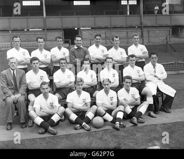 Spieler und Beamte des Derby County Football Club. (Hintere Reihe, von links) Geoff Barrowcliffe, Albert Mays, Ray Young, Ken Oxford, Mike Smith, Tony Conwell und Frank Upton. (Mitte, von links) Manager Harry Story, Ray Swallow, Jack Parry, Johhny Hannigan, George Darwin, Peter Thompson und Trainer Ralph Hann. (Vordere Reihe, von links) Tommy Powell, Glynn Davies, Dave Cargill und Gordon Brown. Stockfoto