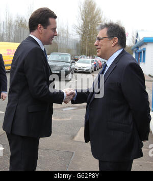 Kanzler George Osborne (links) trifft Marcus Tiefenbrun Geschäftsführer und Vorsitzender von Castle Precision Engineering in Glasgow Stockfoto