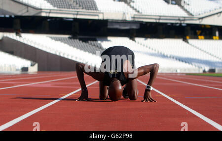 REDAKTIONELLE VERWENDUNG NUR Olympischer Doppel-Goldmedaillengewinnerin Mo Farah beim Start des National Lottery Anniversary Run, der ersten Veranstaltung im Olympiastadion seit der Abschlussfeier der Paralympischen Spiele, im Olympiastadion im Osten Londons. Stockfoto