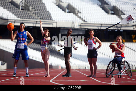 Der olympische Doppelgoldmedaillengewinnerin Mo Farah (Mitte) wird beim Start des National Lottery Anniversary Run von anderen olympischen und paralympischen Athleten, Basketballspielerin Dominique Allen (links), Synchronschwimmerin Yvette Baker (2. Links), Ruderer Sophie Hoskins (2. Rechts) und Rollstuhlbasketballspielerin Maddie Thompson (rechts) begleitet. Die erste Veranstaltung im Olympiastadion seit der Abschlussfeier der Paralympischen Spiele im Olympiastadion im Osten Londons. Stockfoto