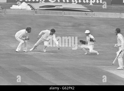 Der Australier Trevor Chappell atmet Bob Willis erneut aus, während Botham (links) und Gooch den Fang verpassen. Stockfoto