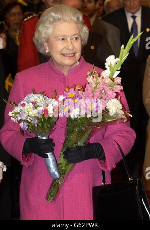 Königin Elizabeth II. Hält Blumen, die ihr während eines Besuchs im National Trade Center, Exhibition Place in Toronto, geschenkt wurden. Die Königin und ihr Mann, der Herzog von Edinburgh, sind derzeit auf einer zweiwöchigen Tournee des Goldenen Jubiläums durch Kanada. Stockfoto