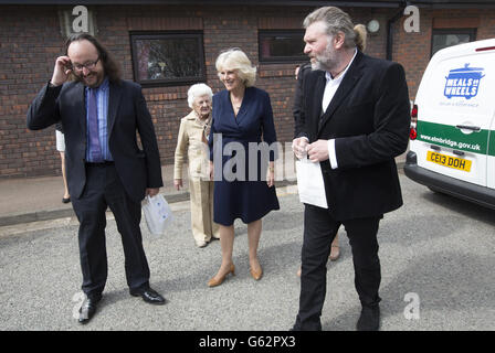 Herzogin von Cornwall geht mit Starköchen, die als Hairy Bikers', Simon King (rechts) und David Myers bekannt sind, während ihres Besuchs in einem Community Center, das vom Elmbridge Borough Council in Cobham, Surrey, geleitet wird, spazieren, wo sie die Bedeutung des Essens auf Rädern des Elmbridge council hervorhob. Stockfoto