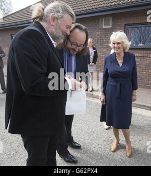 Herzogin von Cornwall geht mit Starköchen, die als Hairy Bikers', Simon King (links) und David Myers bekannt sind, während ihres Besuchs in einem Community Center, das vom Elmbridge Borough Council in Cobham, Surrey, geleitet wird, spazieren, wo sie die Bedeutung des Essens auf Rädern des Elmbridge council hervorhob. Stockfoto