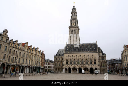 Gesamtansicht des Rathauses von Arras von der Plas d' Ipswich im Zentrum von Arras, Frankreich Stockfoto